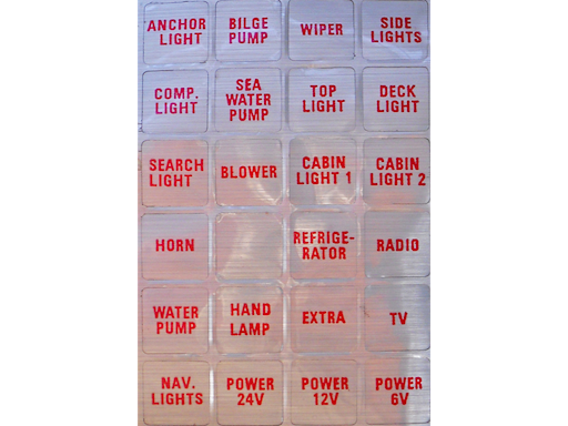 PANNELLO A 3 INTERRUTTORI CON PRESA DI CORRENTE